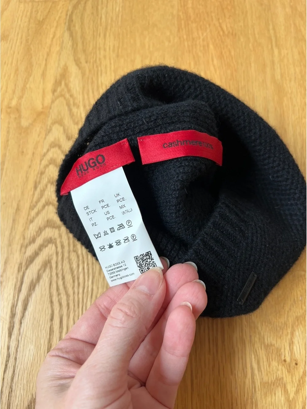 HUGO Hugo Boss 100% Cashmere Black Knit Beanie Hat Metal Logo Unisex